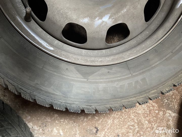 Marshal I'Zen Stud Snow KW11 215/65 R16 98