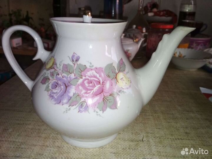 Чайники и чашки фарфоровые