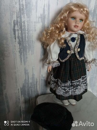 Кукла фарфоровая