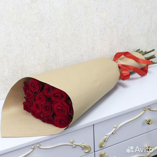 15 красных роз в крафтовой бумаге 70-80 см