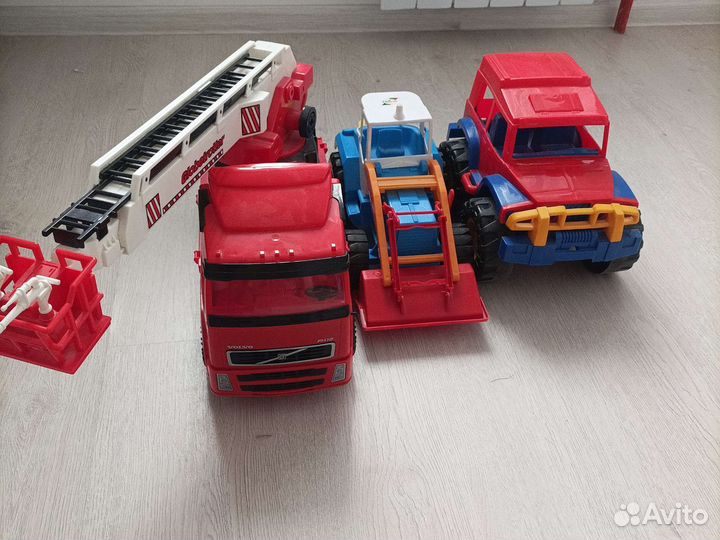 Джип, пожарная машина и трактор синий