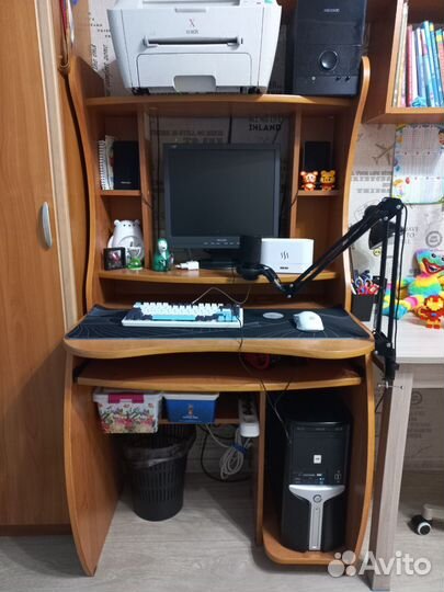Продам компьютерный стол в отличном состоянии