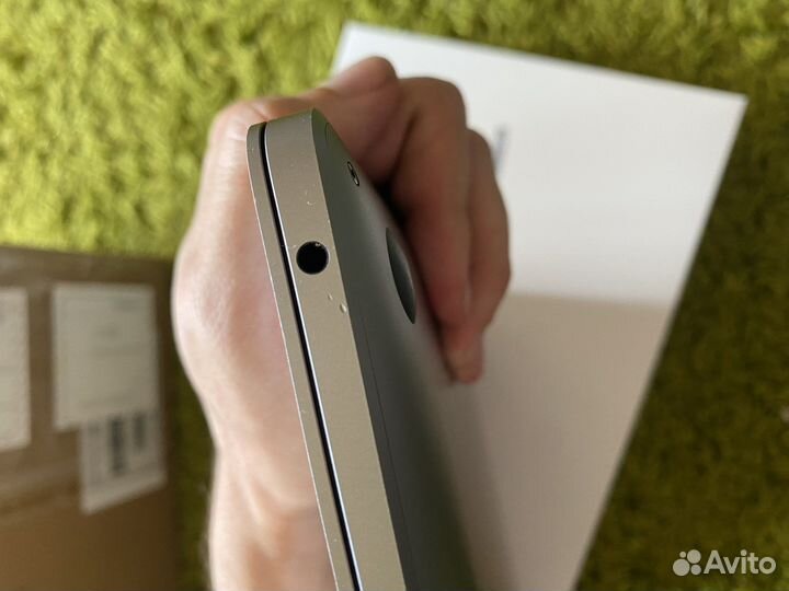 Macbook air 13 2020 i5/8 GB RAM/256 SSD