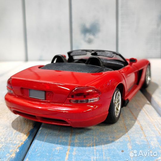 Модель автомобиля 1:24 Dodge Viper SRT 10 Bburago