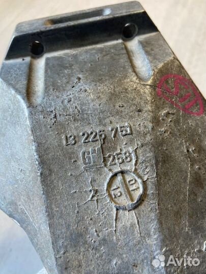 Кронштейн двигателя правый Opel Meriva B A14XER