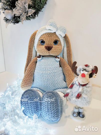 Большой плюшевый заяц