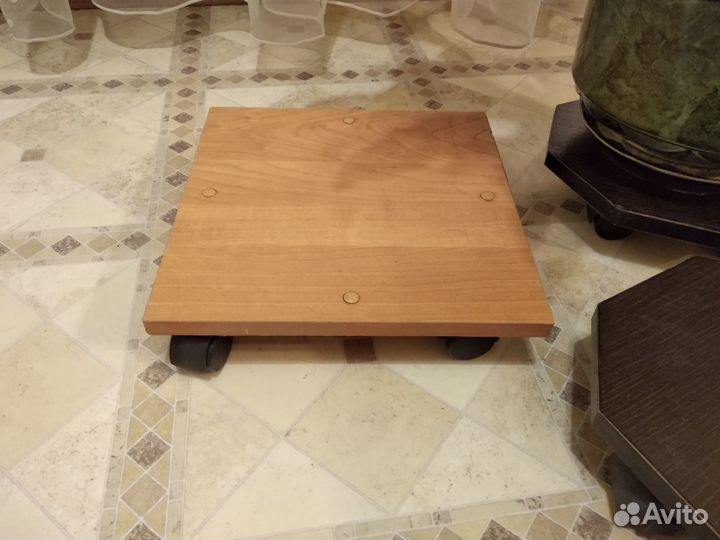 Напольная подставка для цветов на колесиках