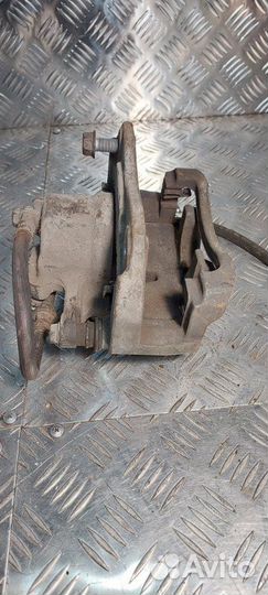 Суппорт тормозной передний левый Toyota Rav4 2azfe