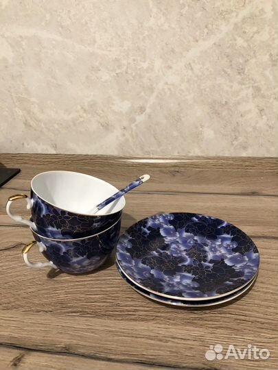 Фарфоровые чашки с блюдцами