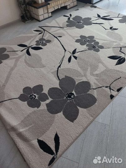 Интеръерный ковер большой и маленький