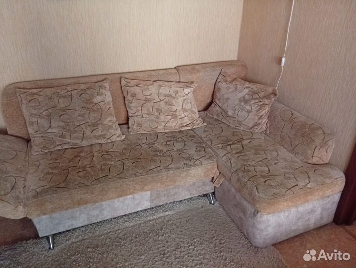 Продам угловой диван 210*145 см и кресло, в наборе