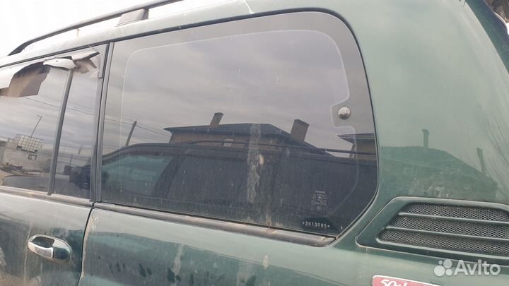 Стекло собачника левое на toyota land cruiser UZJ1