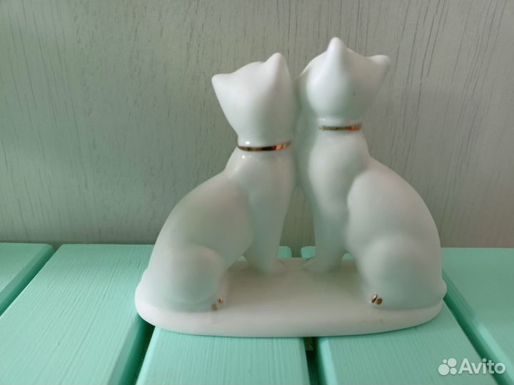 Фарфоровая статуэтка коты