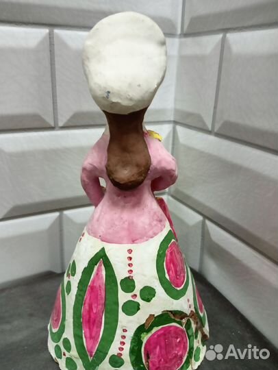 Глиняная статуэтка барышня с цветами