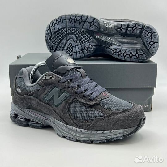 Эргономичные кроссовки New Balance 2002R Black