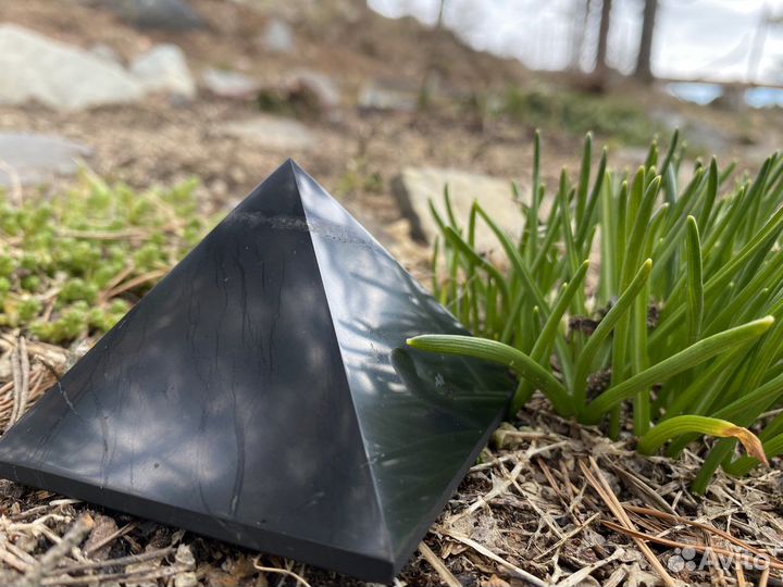 Пирамида из Карельского шунгита полированная