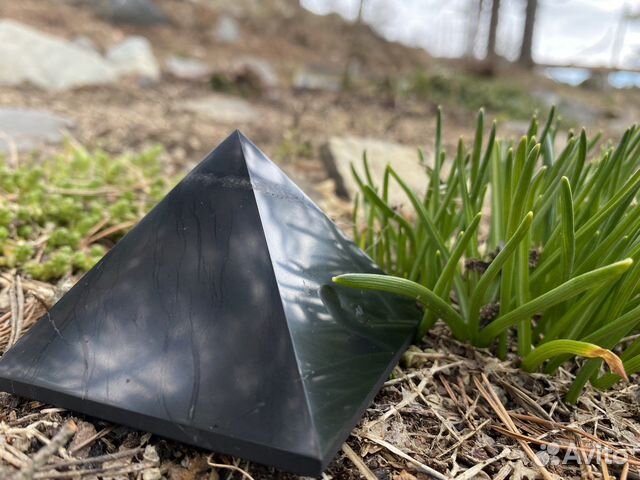 Пирамида из Карельского шунгита полированная