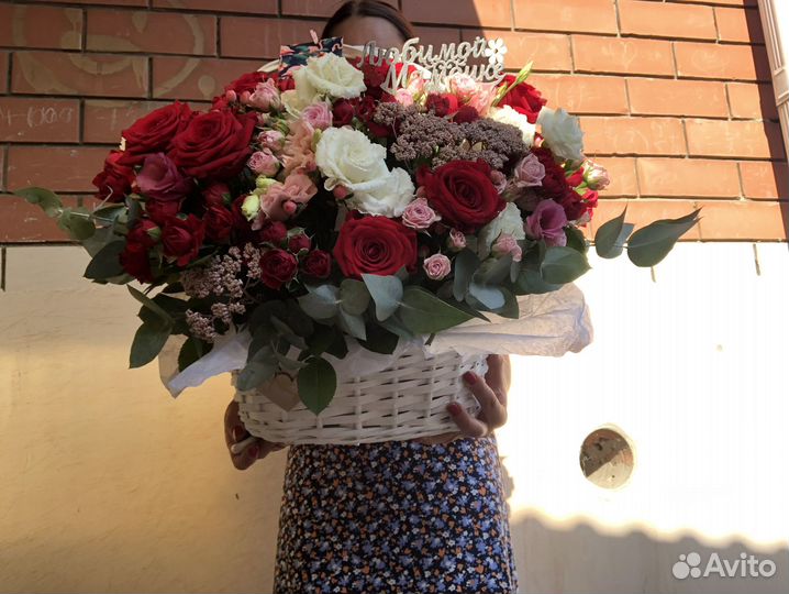 Букет в корзине с красными розами