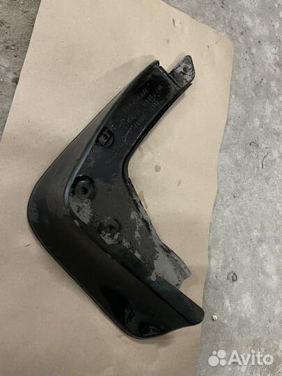 Брызговик передний левый Lexus gs 300