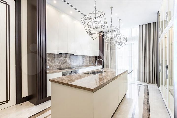 Дом 1017 м² на участке 32 сот.