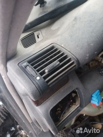 Дефлектор в торпедо Audi A8 D2