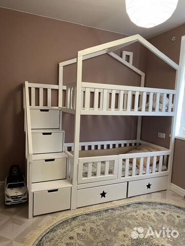 Двухъярусная кроватка домик