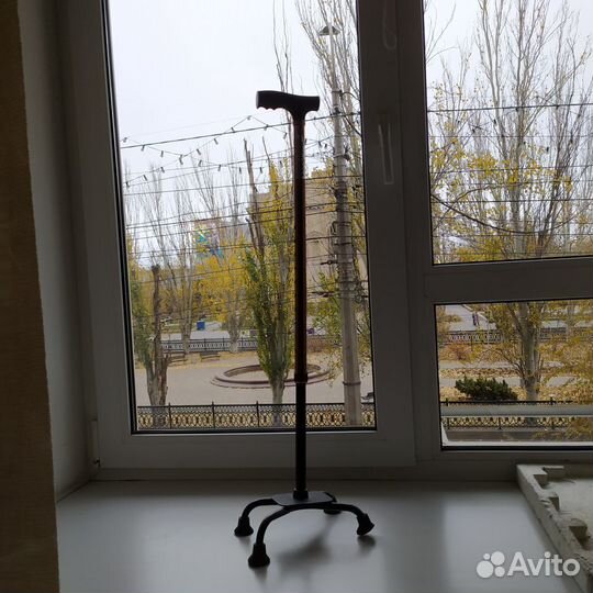 Трость на 4 ножках