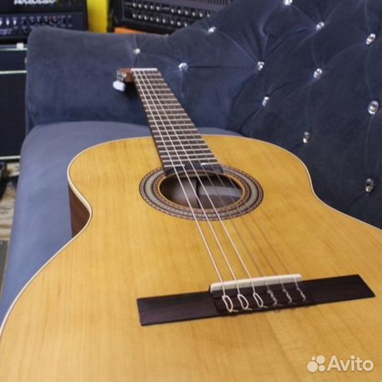 Классическая гитара Alhambra + аксессуары
