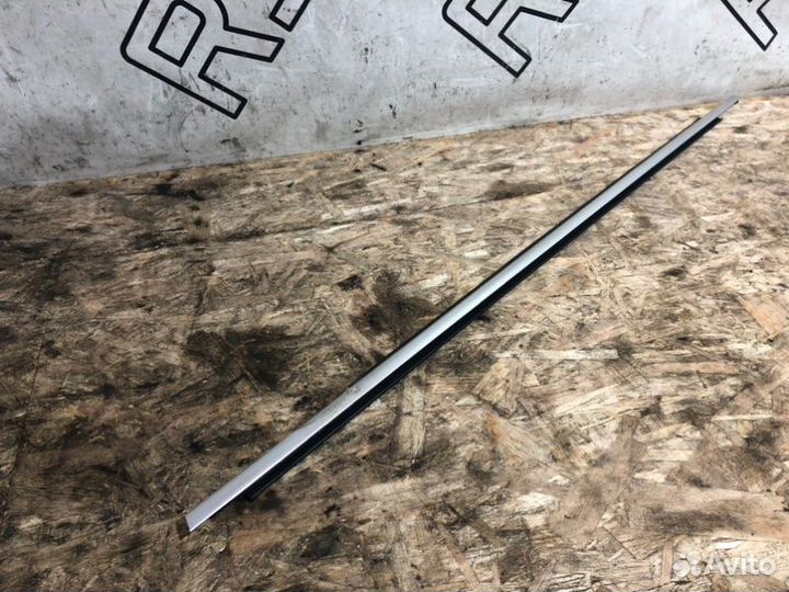 Молдинг стекла двери передний левый Volkswagen