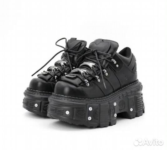 подросток демонстрирует кроссовки на массивной подошве