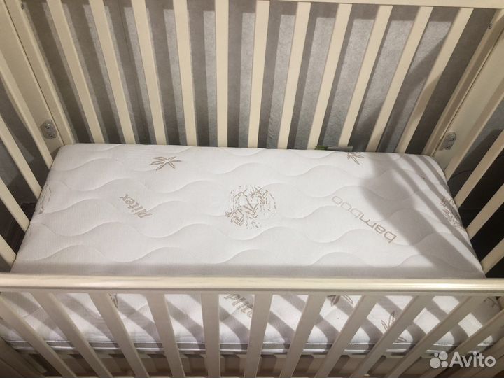 Детская кроватка с универсальным маятником