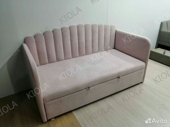 Детская кровать с мягкой обивкой