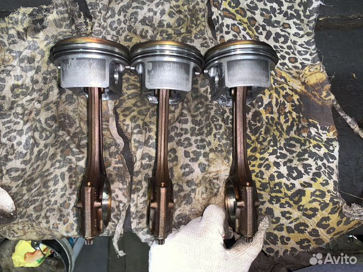 Шатун с поршнем Audi A4 B7 2.0