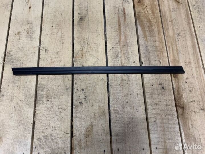 Уплотнитель стекла внутренний передний левый Skoda