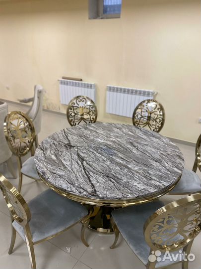 Стол и стулья