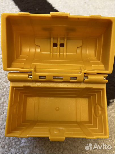 Губка Боб Квадратные Штаны на сундуке