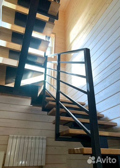 Лестница на металлокаркасе на центральном косоуре