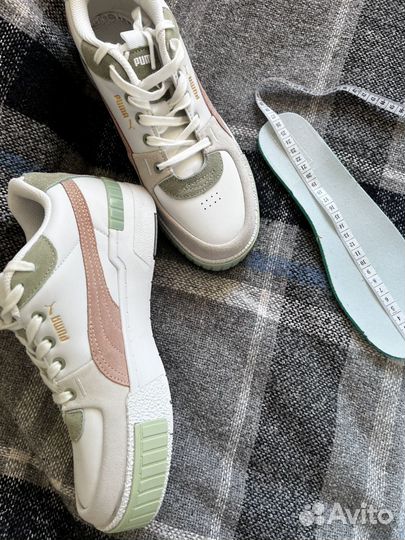 Кроссовки женские