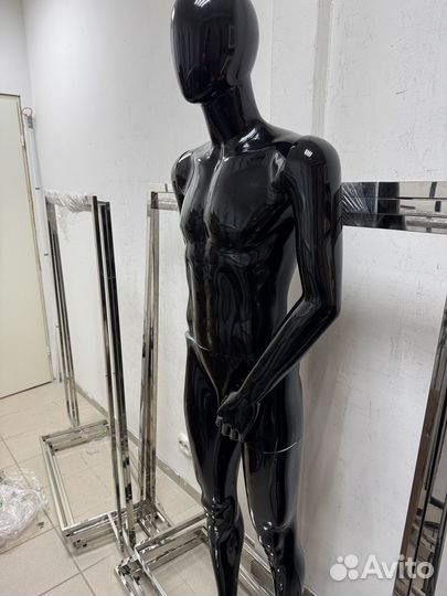 Манекен мужской 190 см.,черный, без руки