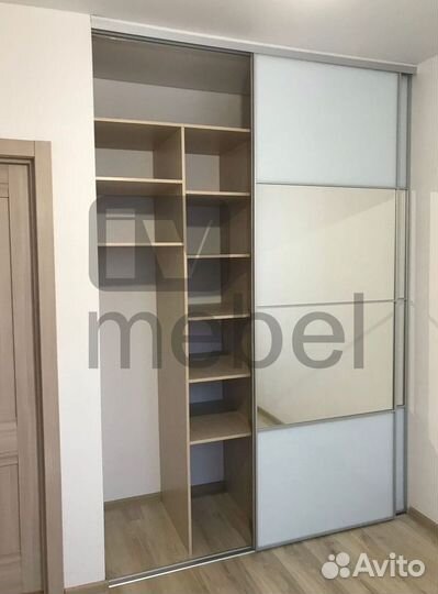 Книжный шкаф