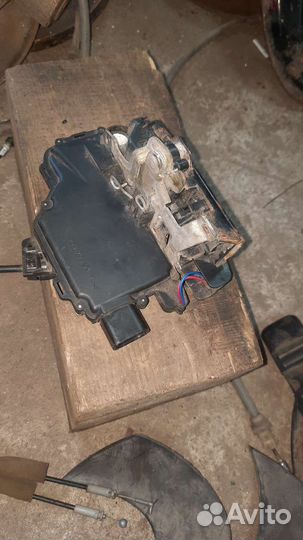 Замок двери передний левый Volkswagen Passat B5