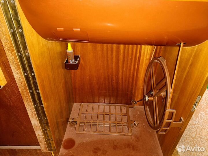 Швейная машина LADA