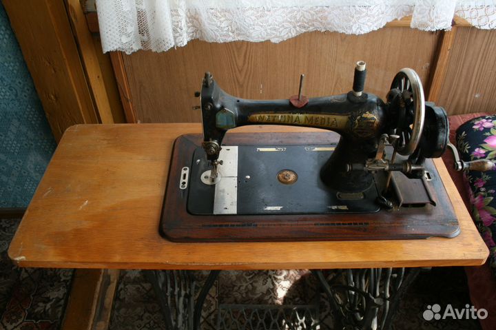 Продаю антикварную швейную машинку