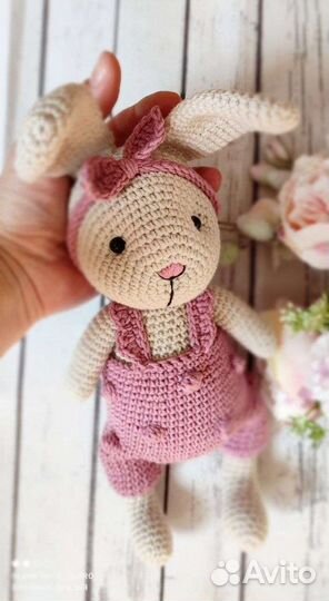 Вязанная игрушка зайка