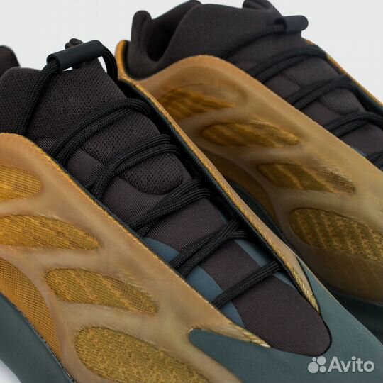 Кроссовки Adidas Yeezy Boost 700 v3 Copper Fade