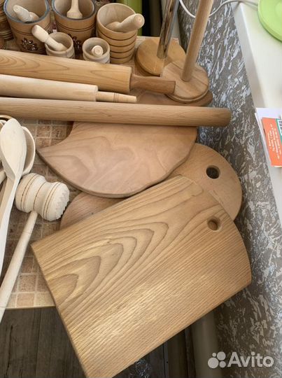 Доски, чашки, ложки, бочонки, подставки из дерева