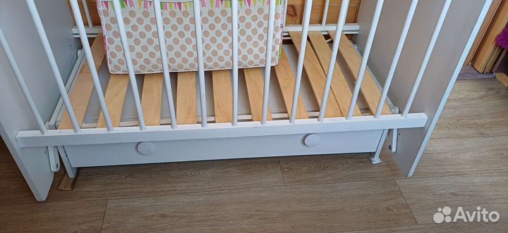 Детская кроватка с маятником и ящиком