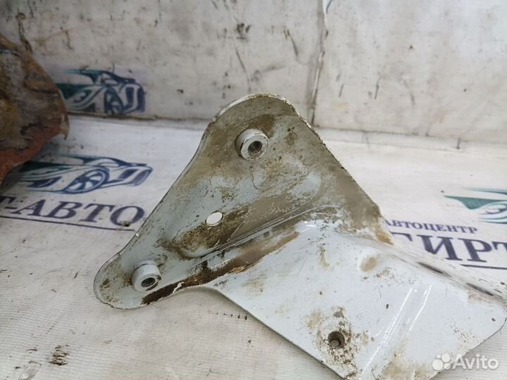 Кронштейн крепления крыла левый Skoda Rapid I (2012—2017)