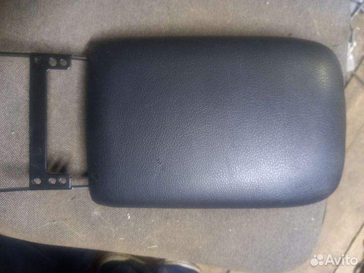 Ниссан Х-трейл Т31 крышка подлокотника