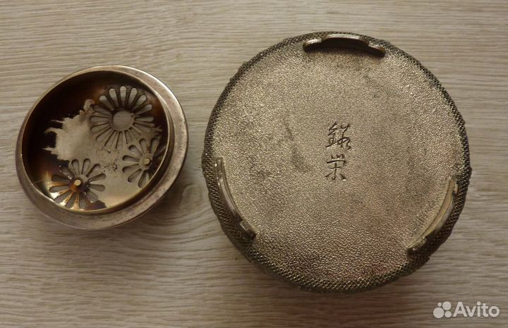 Курительница с хризантемами, Япония